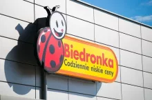 Szyld sieci sklepów Biedronka (fot. wiadomoscihandlowe.pl)
