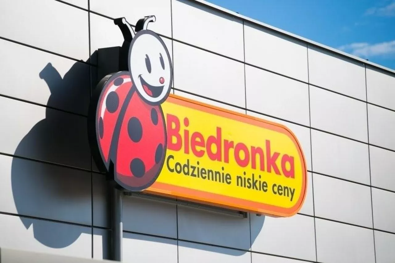 Szyld sieci sklepów Biedronka (fot. wiadomoscihandlowe.pl)