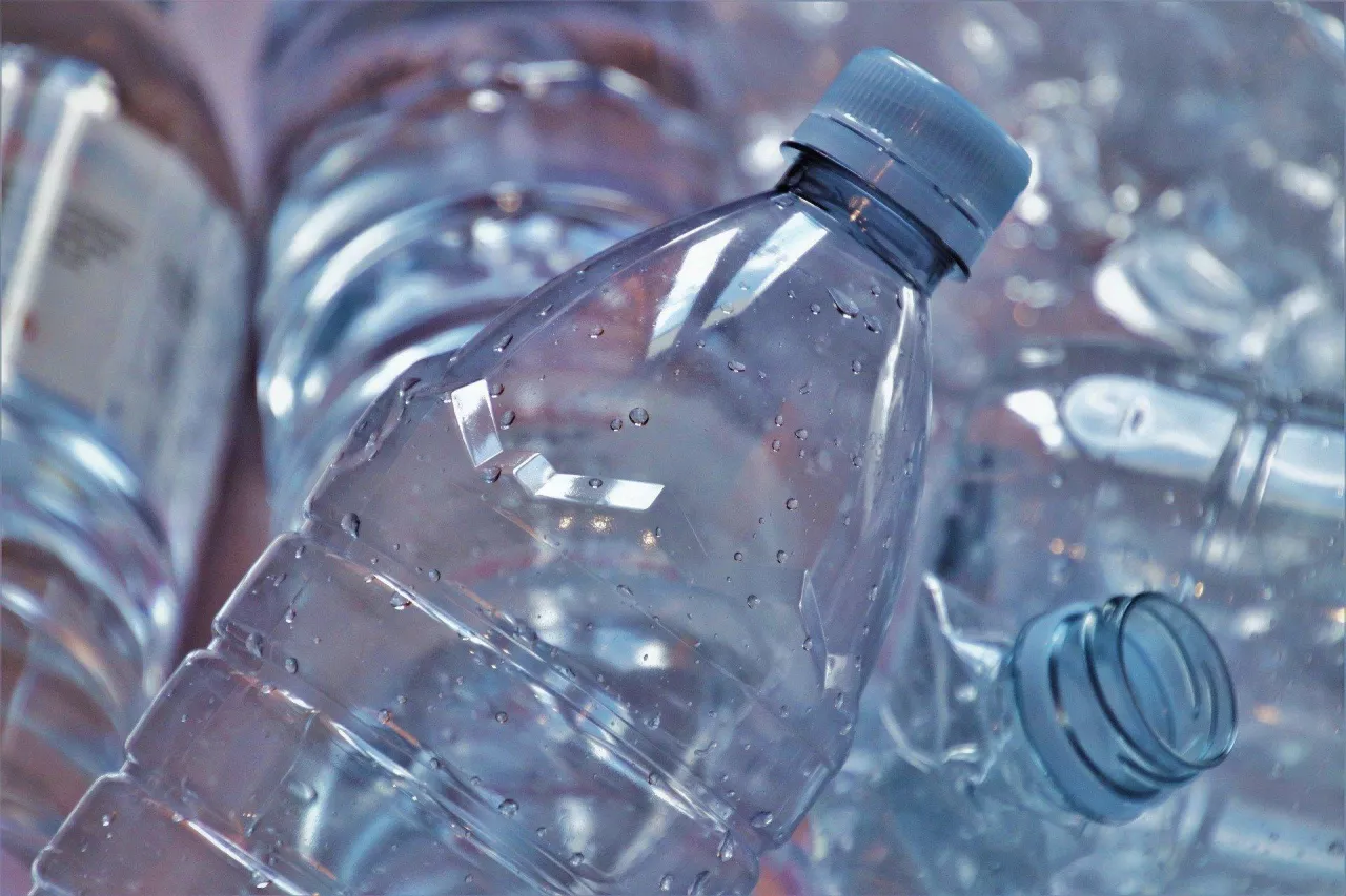 Dyrektywa plastikowa, butelki (fot. pixabay.com)