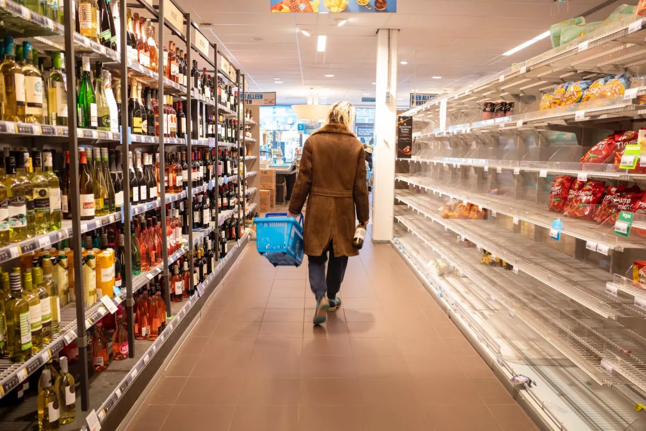 Koronakryzys sprawił, że konsumenci oszczędzają m.in na alkoholu (Unsplash.com)