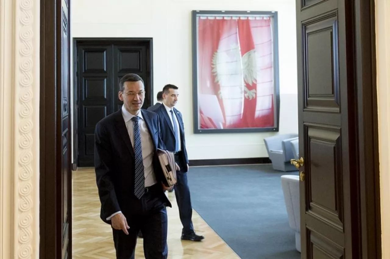 Posiedzenie rządu; na pierwszym planie premier Mateusz Morawiecki (fot. KPRM/P.Tracz, CC0)