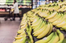 Banany w sklepie (fot. Pixabay)