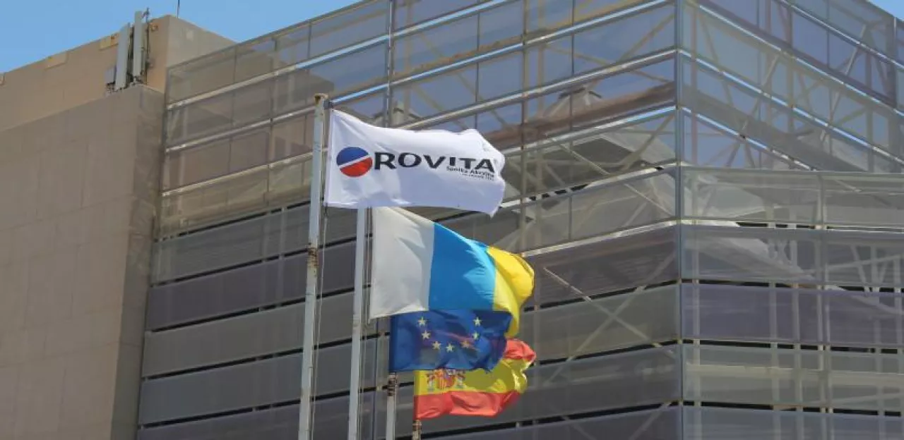 Flaga z logo firmy Rovita (Rovita)