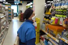 Klient w maseczce w sklepie sieci Dealz (Dealz / youtube)