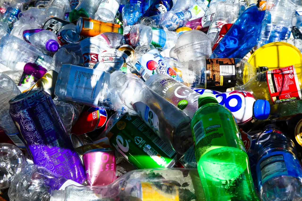 Zanieczyszczenie plastikiem jest jednym z większych problemów ekologicznych (Unsplash.com)