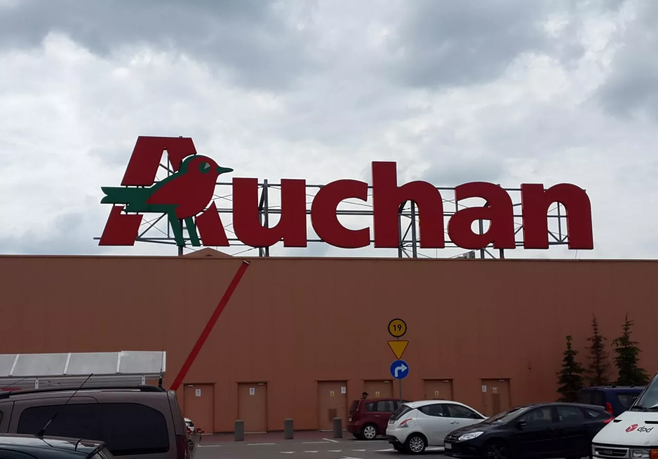 Sieć Auchan podjęła decyzję o zamknięciu czterech hipermarketów w Polsce (fot. wiadomoscihandlowe.pl)