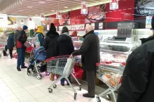Kolejka do stoiska mięsnego w sklepie (wiadomoscihandlowe.pl/AK)