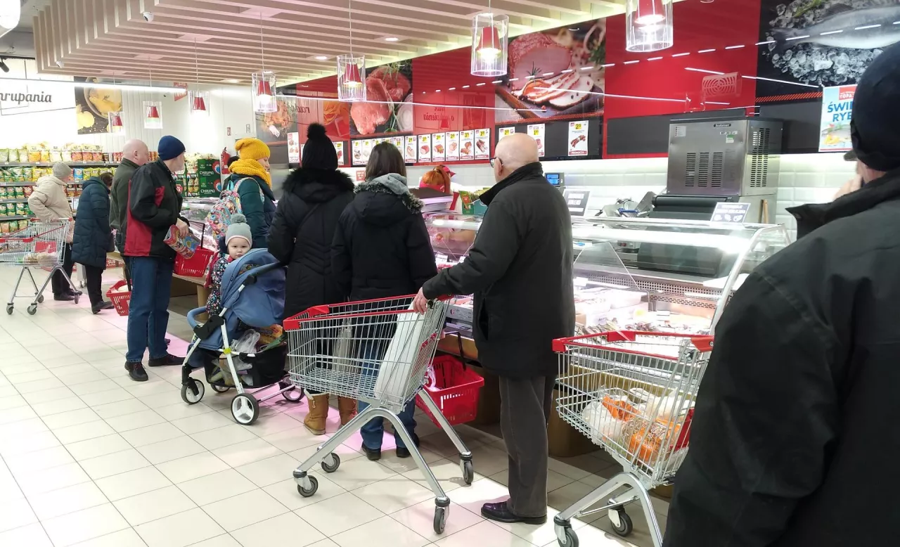 Kolejka do stoiska mięsnego w sklepie (wiadomoscihandlowe.pl/AK)
