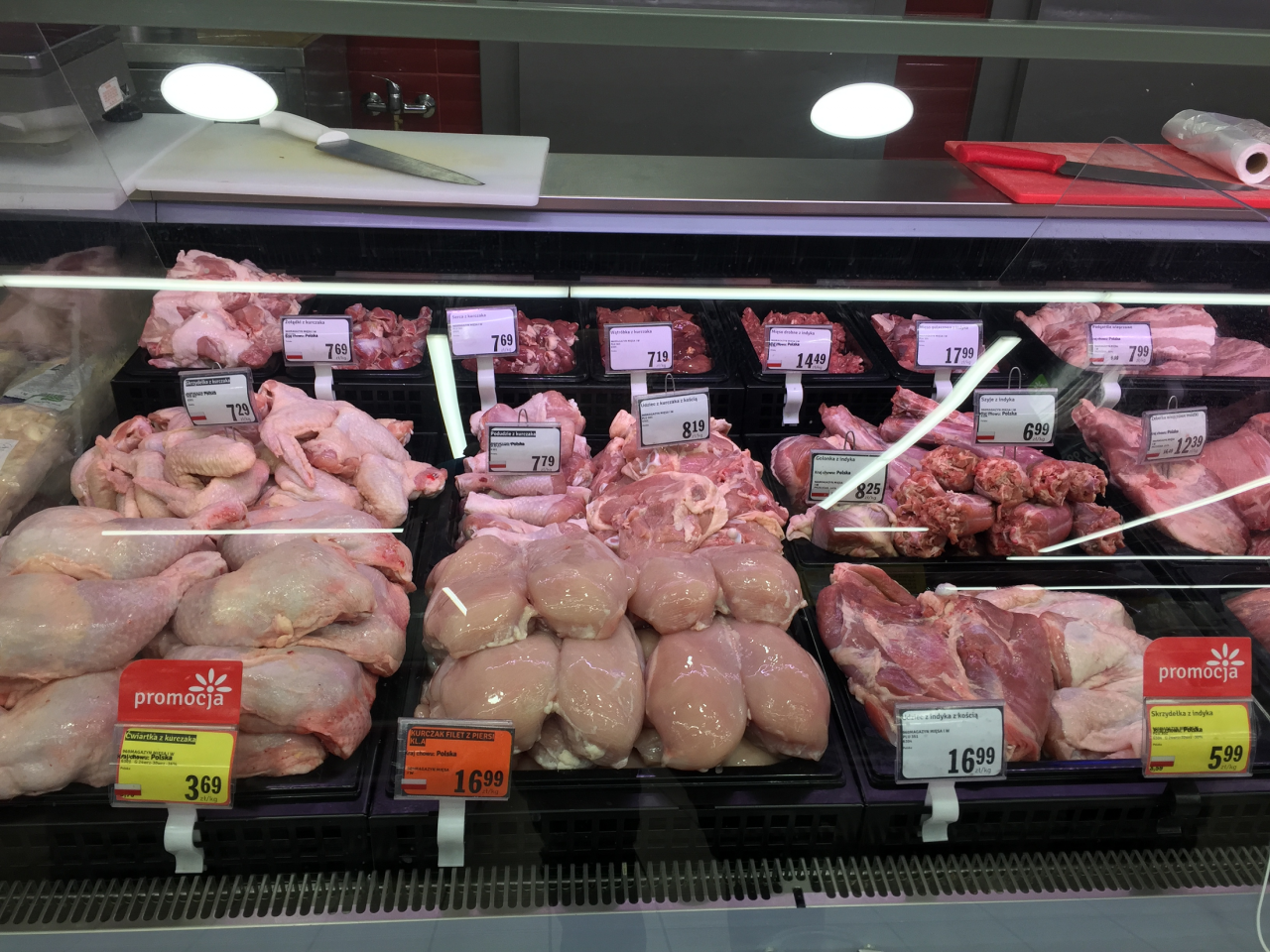 Lada mięsna w hipermarkecie Tesco, 30 września 2020 r. (fot. wiadomoscihandlowe.pl)