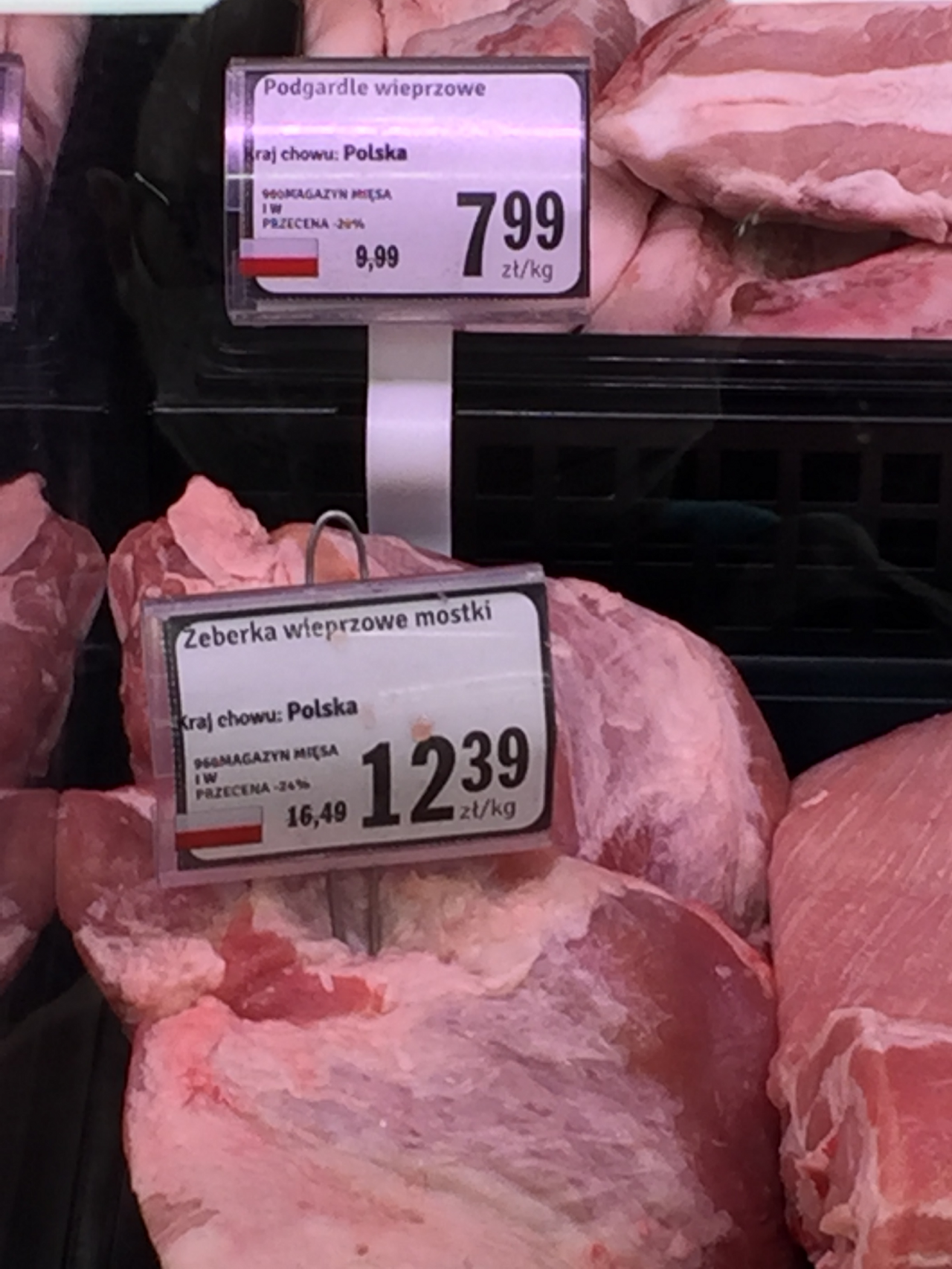 Lada mięsna w hipermarkecie Tesco, 30 września 2020 r. (fot. wiadomoscihandlowe.pl)