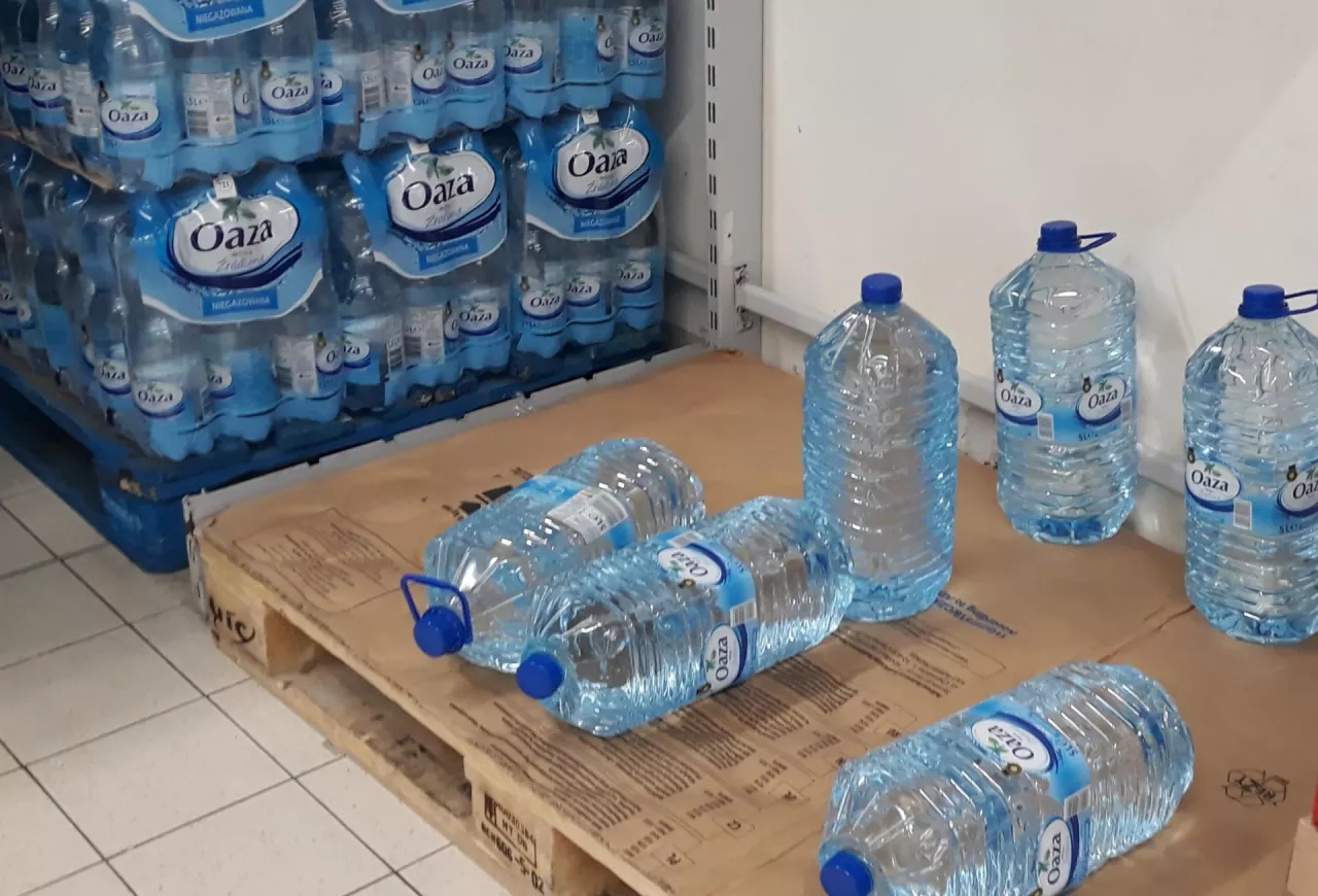 wiadomoscihandlowe.pl/MG (Butelki wody marki własnej w jednym ze sklepów Biedronka)