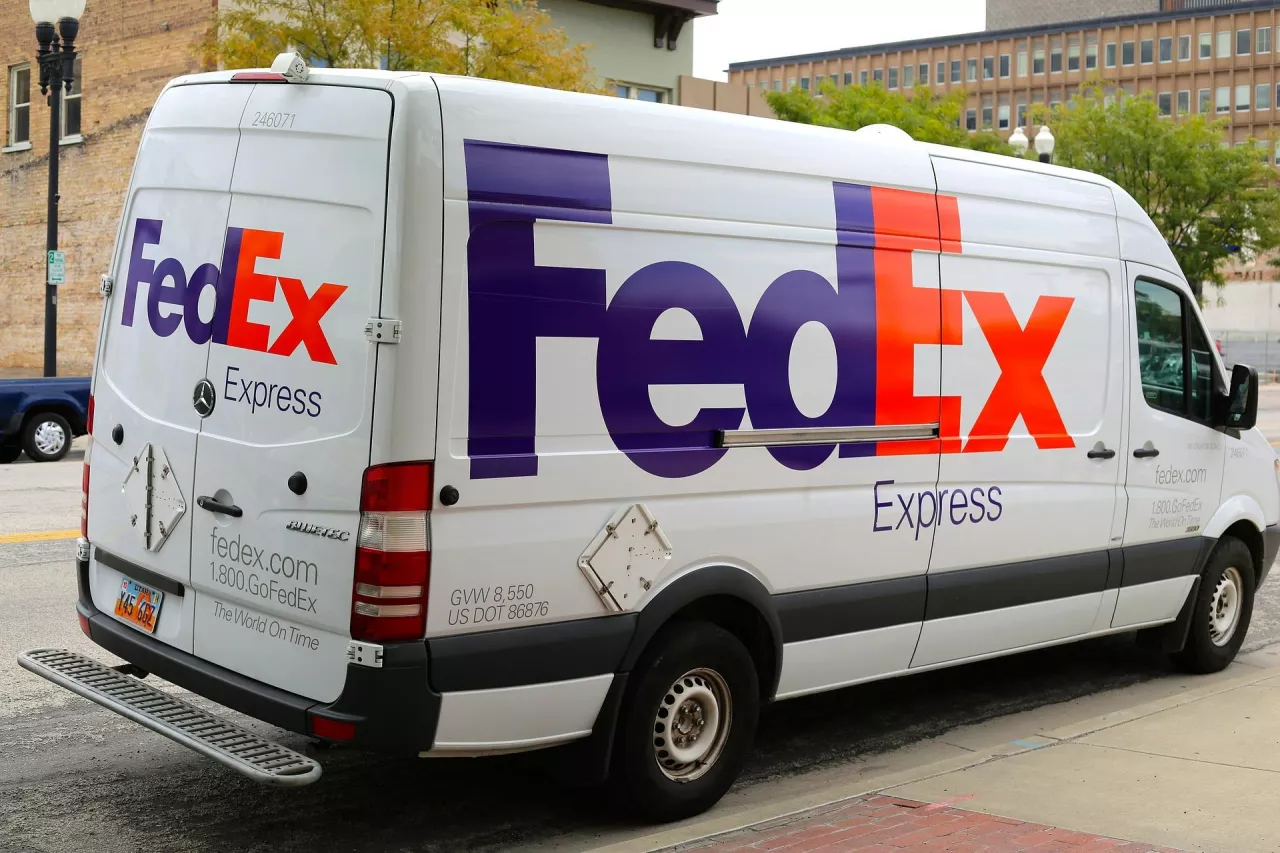 Samochód dostawczy FedEx (pixabay)