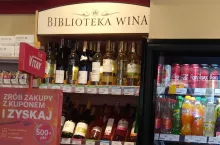 Stoisko z winami na stacji Orlenu (wiadomoscihandlowe.pl)