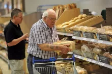 Tesco w Polsce, podobnie jak w innych krajach, wprowadza godzinę zakupów tylko dla seniorów (fot. materiały prasowe/ Tesco)