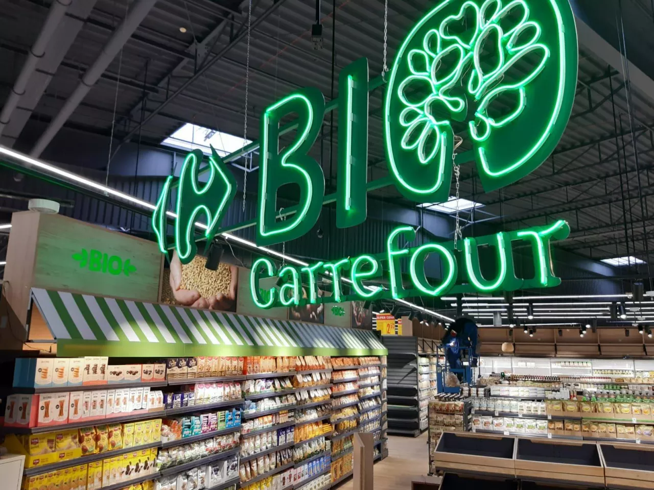 Sklep Carrefour Bio wewnątrz hipermarketu Carrefour we Wrocławiu (Carrefour Polska)