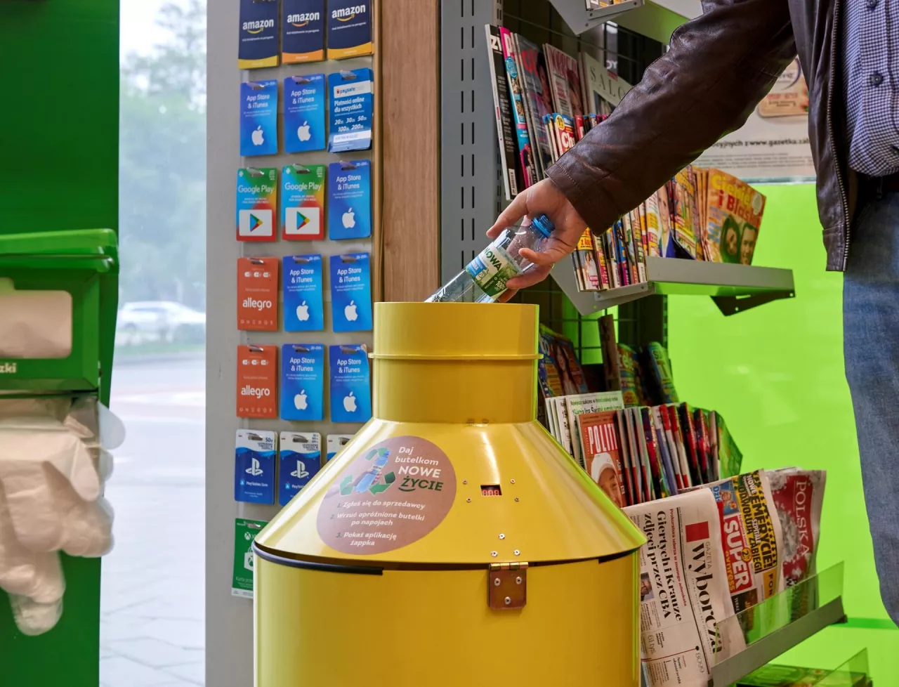 Pojemniki do zbiórki butelek plastikowych staną w 23 sklepach Żabka (mat. prasowe)