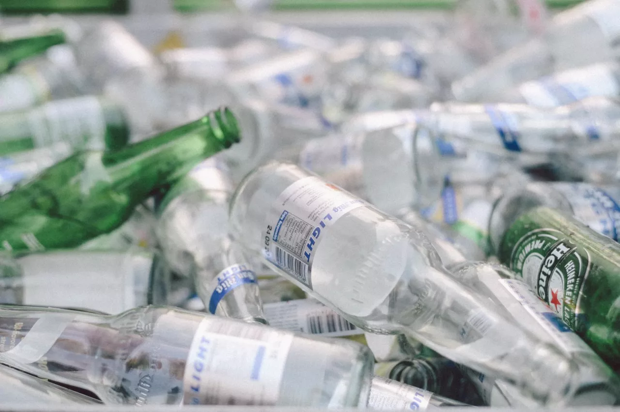 System kaucyjny pomógłby poddawać recyklingowi więcej opakowań (Unsplash.com)