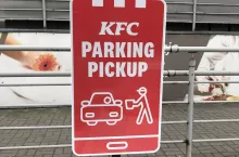 Punkt odbioru zamówienia na parkingu przy restauracji KFC (KFC)