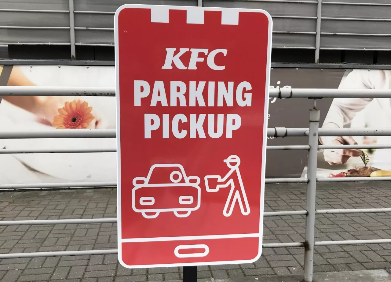 Punkt odbioru zamówienia na parkingu przy restauracji KFC (KFC)