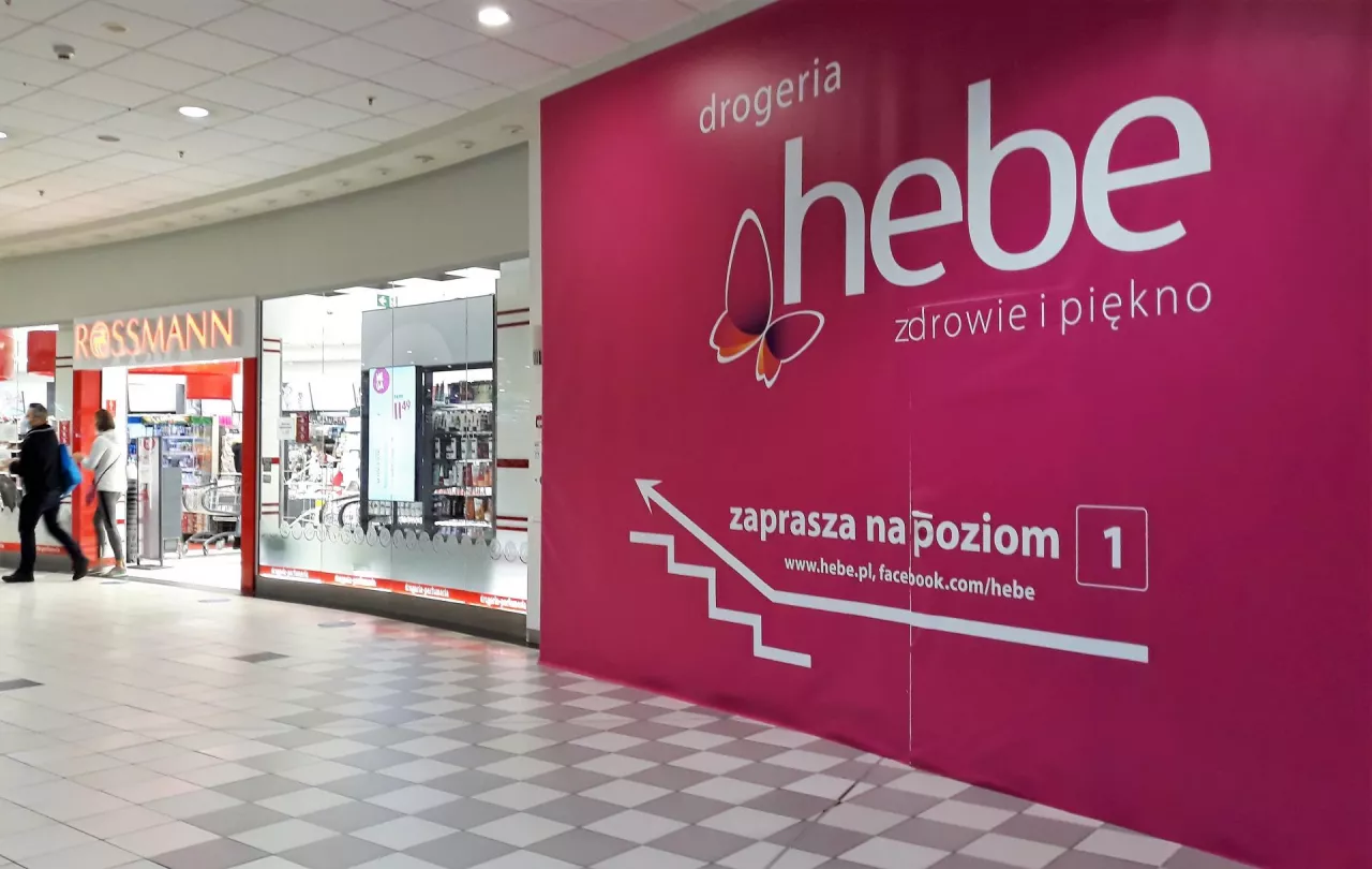 Reklama Hebe obok sklepu Rossmann w centrum handlowym Blue City (wiadomoscihandlowe.pl/MG)