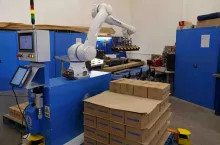 Biały robot paletyzujący Yaskawa ProPak HC20 w trakcie pracy (materiał partnera)