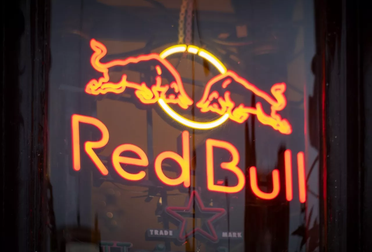 Red Bull (fot. Viktor Forgacs/Unsplash)