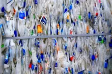 Opakowania przygotowane do poddania recyclingowi (Unsplash/Nareeta-Martin)