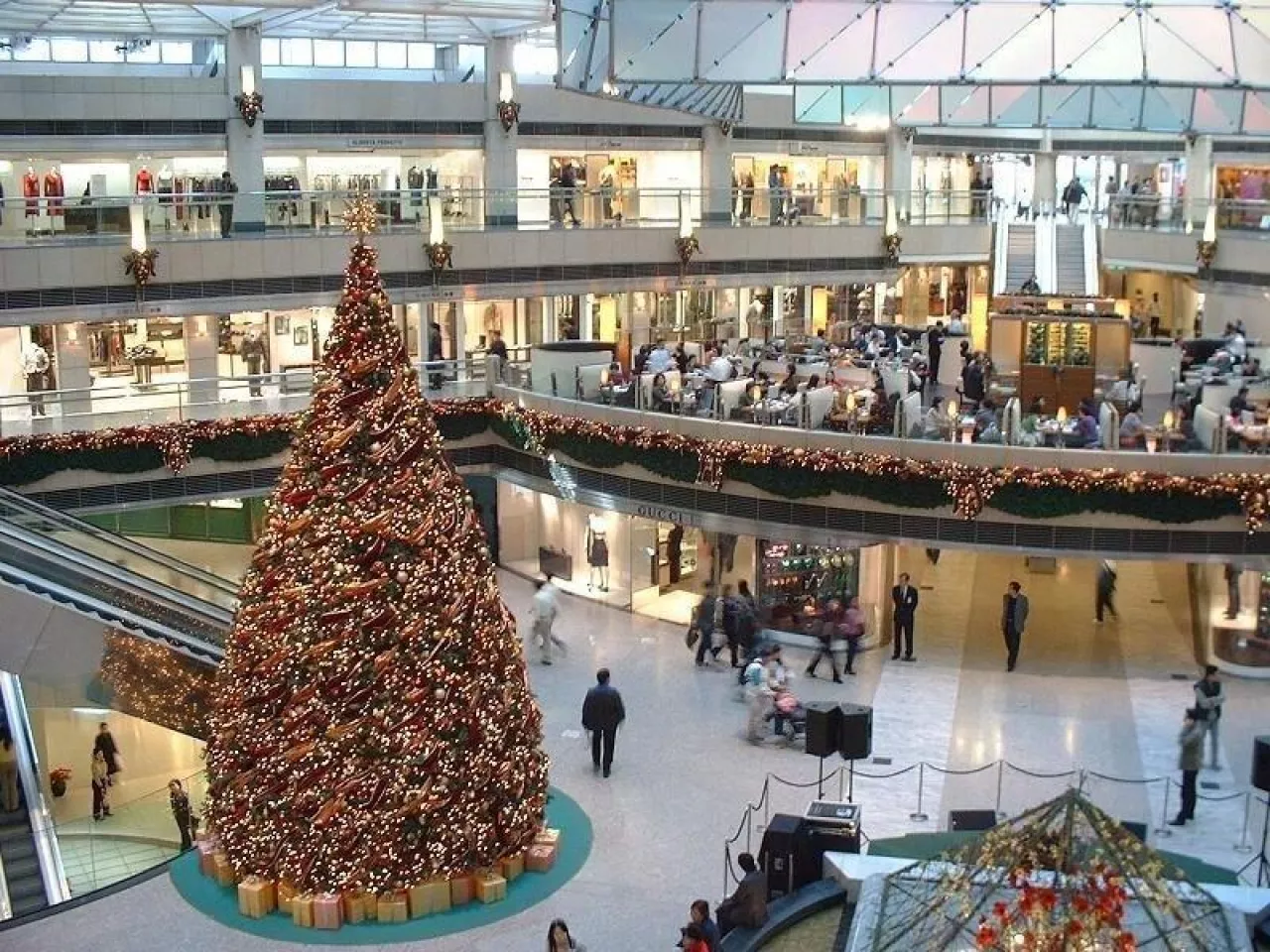 Zakupy świąteczne coraz częściej robione są przez Polaków w internecie (fot. freeimages.com)