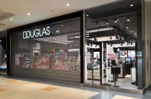 Zamknięty sklep Douglas w centrum handlowym Blue City w Warszawie podczas pandemii COVID-19 (wiadomoscihandlowe.pl/MG)