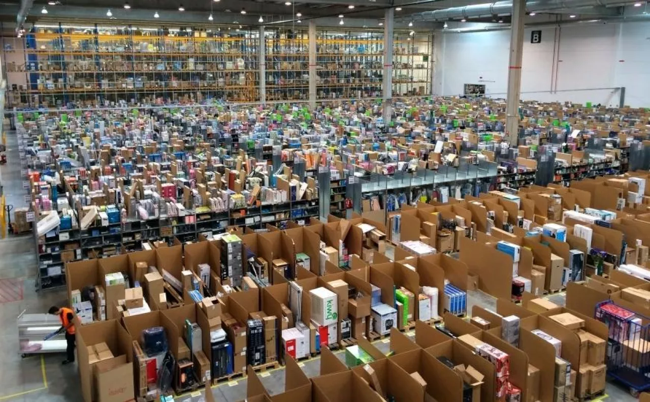 Centrum dystrybucyjne firmy Amazon w Hiszpanii, (autor: Álvaro Ibáñez, żródło; wikipedia/flickr, cc-by-2.0.)