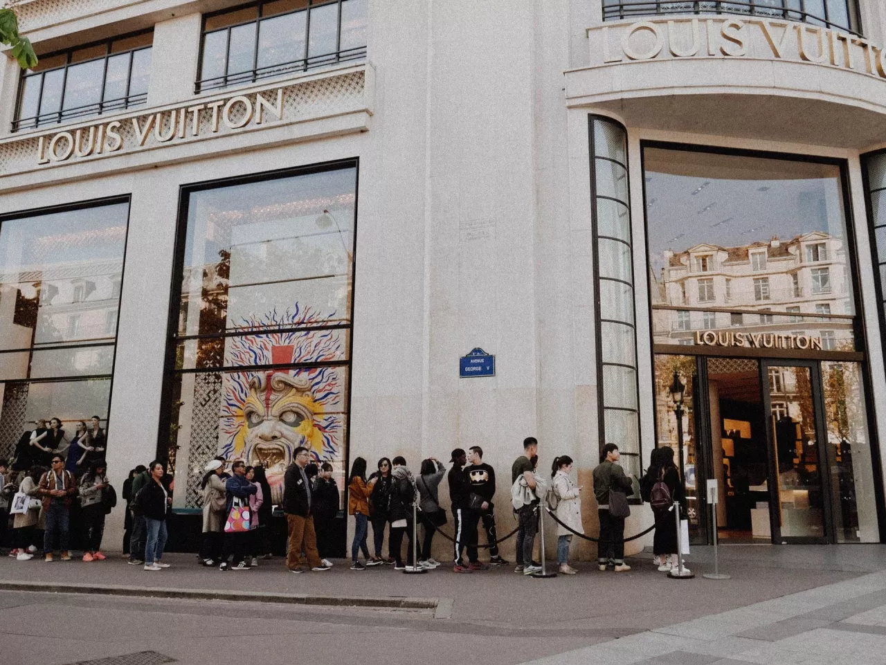 Kolejka przed sklepem Louis Vuitton w Paryżu przed pandemią COVID-19 (Unsplash.com/Melanie Pongratz)