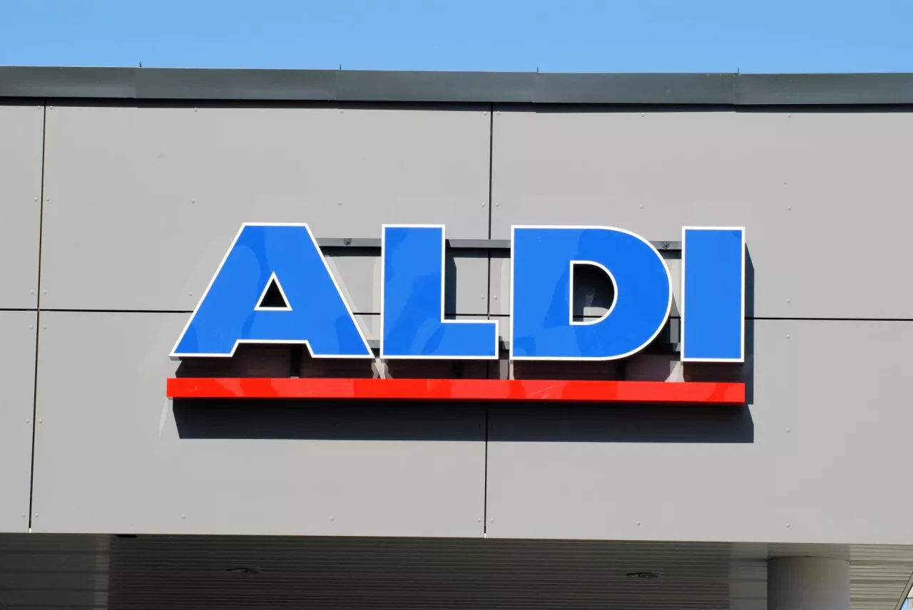 Logo na fasadzie sklepu Aldi (wiadomoscihandlowe.pl/MG)
