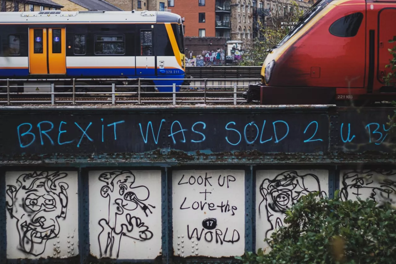 Graffiti dotyczące Brexitu na stacji kolejowej w Londynie (Unsplash.com/John Crozier)