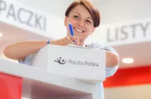 Nadawanie paczki na poczcie (materiały prasowe, Poczta Polska)