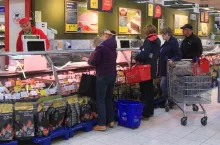 Kolejka klientów hipermarkecie Tesco (materiały własne)