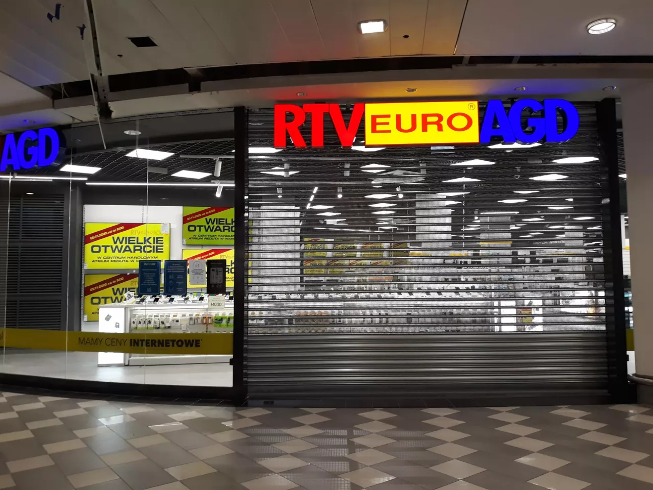 Zamknięty sklep RTV Euro AGD z powodu obostrzeń związanych z pandemią COVID-19 (wiadomoscihandlowe.pl/MG)