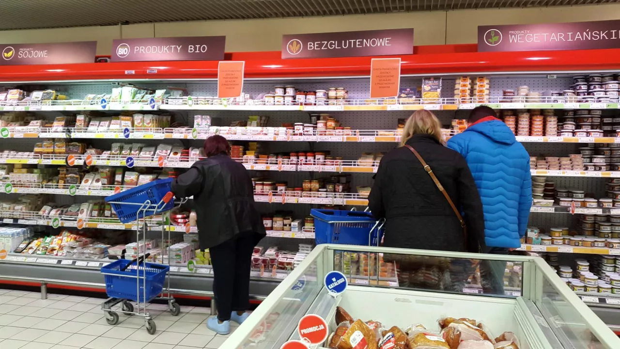 Wzrost sprzedaży w grudniu 2020 r. wykazali sprzedawcy żywności, napojów i wyrobów tytoniowych (fot. wiadomoscihandlowe.pl)