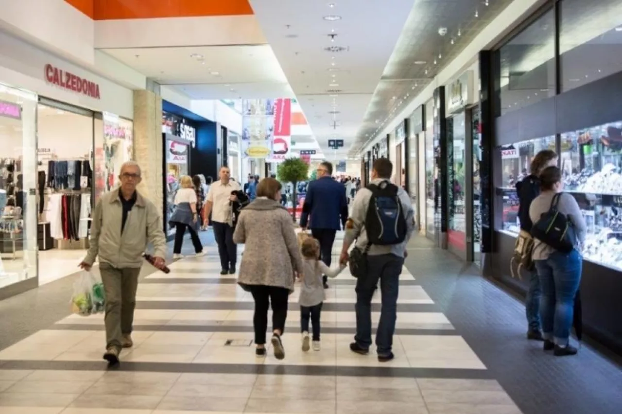 Deloitte: w grudniu wzrosła liczba osób czujących się bezpiecznie w sklepach stacjonarnych (fot. mat. prasowe)