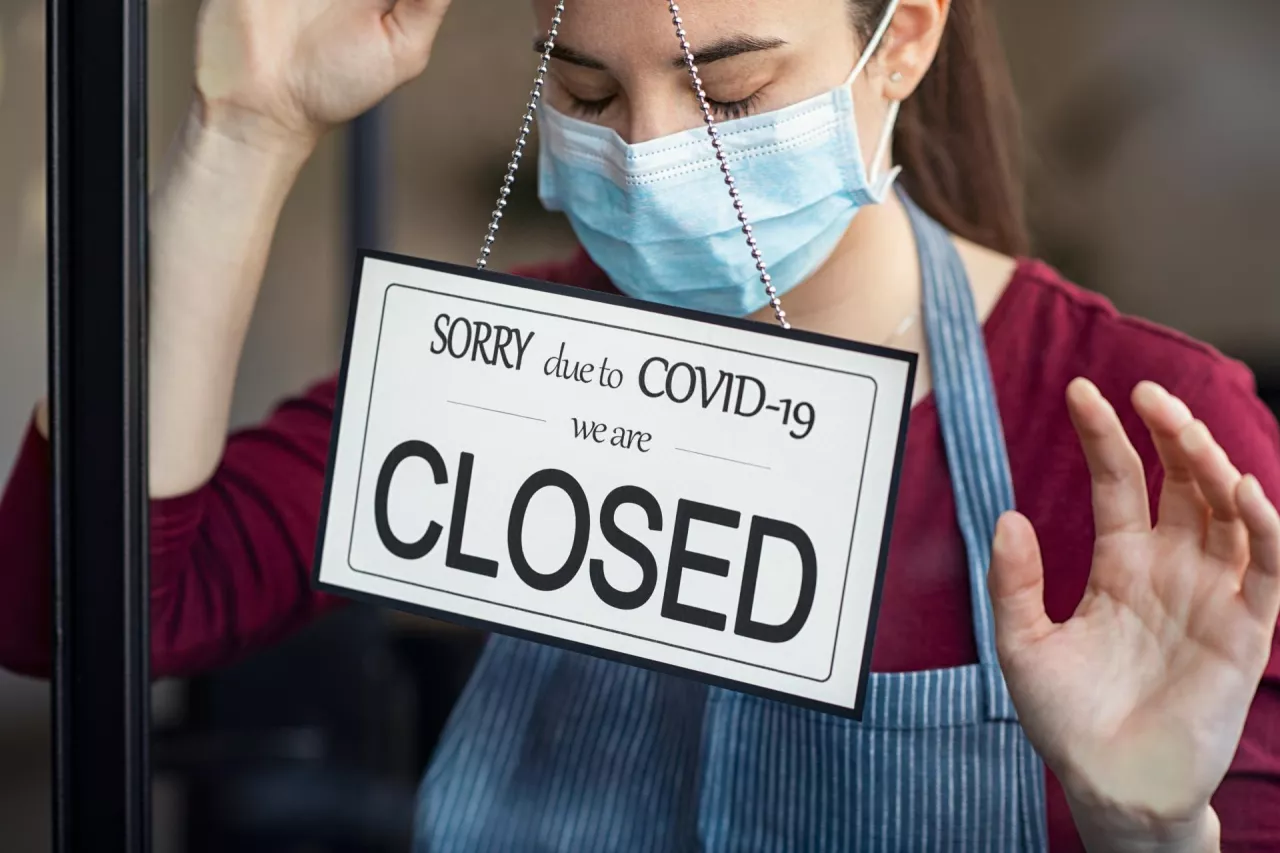 Zamknięcia z powodu pandemii (Shutterstock)