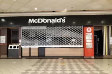 Zamknięta restauracja McDonald‘s w centrum handlowym Reduta w Warszawie w listopadzie 2020 r. podczas pandemii COVID-19 (wiadomoscihandlowe.pl/MG)