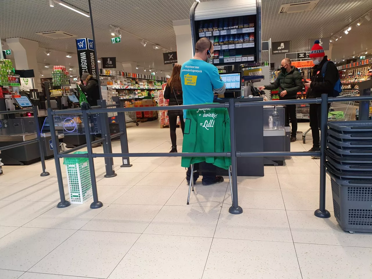 Strefa z kasami samoobsługowymi w sklepie Lidl w Warszawie (fot. wiadomoscihandlowe.pl)