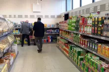 Uszkodzenia towarów w sklepie przez klientów to częsty problem (fot. wiadomoscihandlowe.pl)
