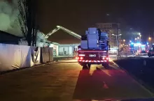 Gaszenie pożaru w sklepie Lidl w Warszawie (fot. Mazowiecka Straż Pożarna, za: Twitter)