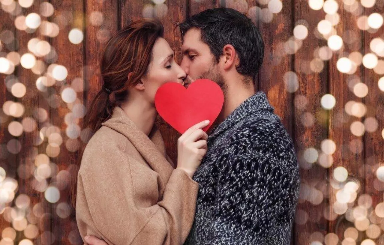 Polacy uważają Walentynki za kicz, ale paradoksalnie planują je obchodzić (fot. Adobe)