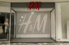 Zamknięty salon odzieżowy marki H&amp;M z powodu obostrzeń związanych z pandemią COVID-19 (wiadomoscihandlowe.pl/MG)