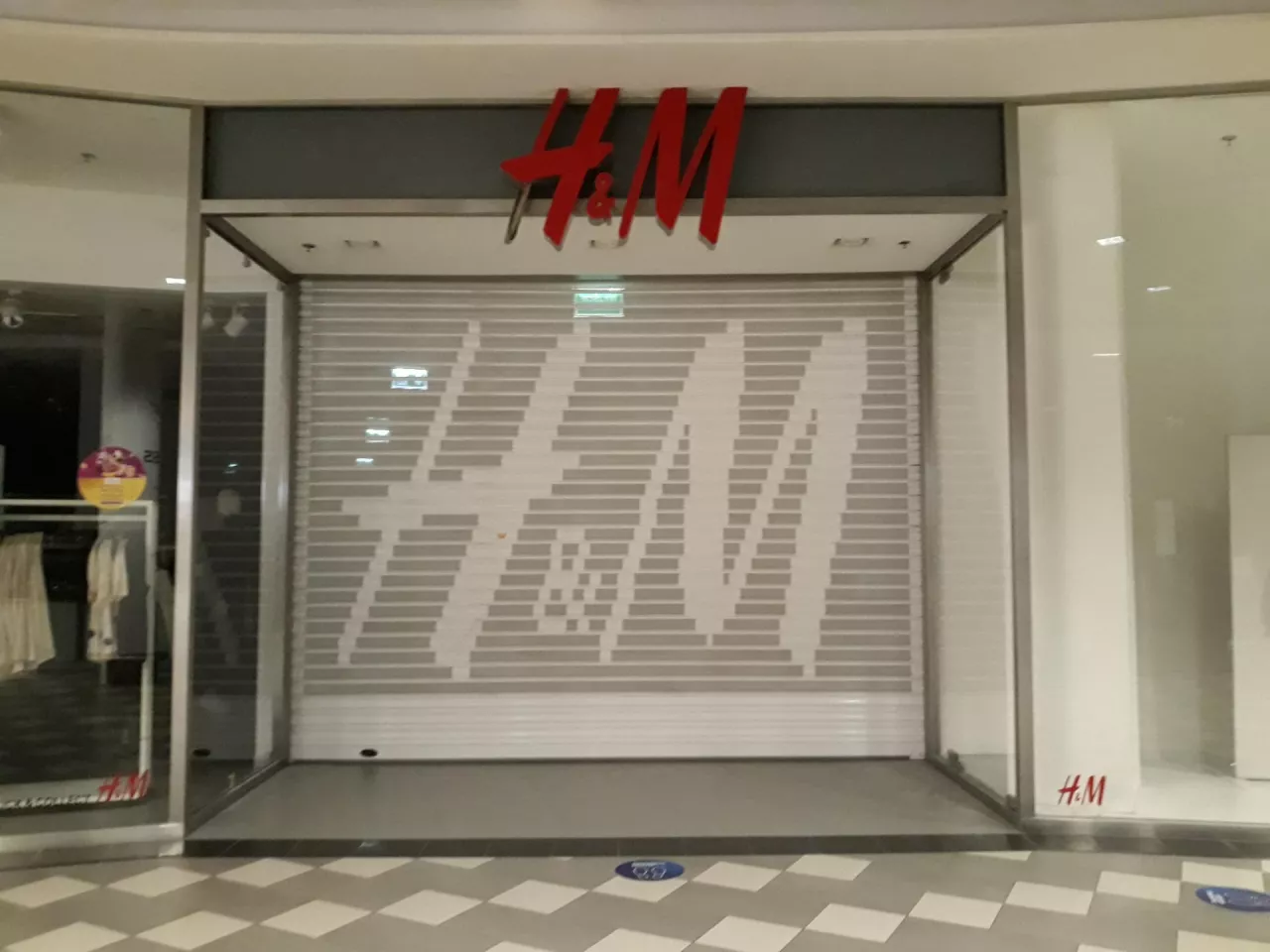 Zamknięty salon odzieżowy marki H&amp;M z powodu obostrzeń związanych z pandemią COVID-19 (wiadomoscihandlowe.pl/MG)