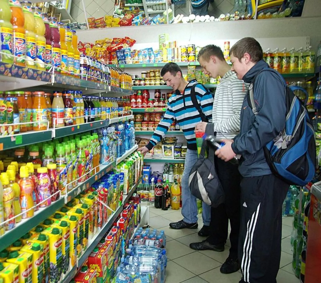 Napoje gazowane najlepiej sprzedają się w dyskontach, tuż za nimi są sklepy spożywcze średniej wielkości ()
