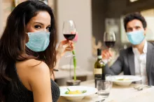 Zasobniejsi konsumenci w pandemii pozwalają sobie na nieco luksusu (Fot. Shutterstock)