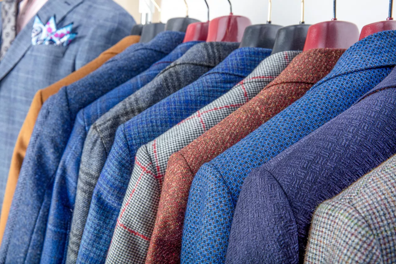 Prezes UOKiK postawił zarzuty trzem firmom wprowadzającym na rynek garnitury, marynarki i koszule (fot. Shutterstock)