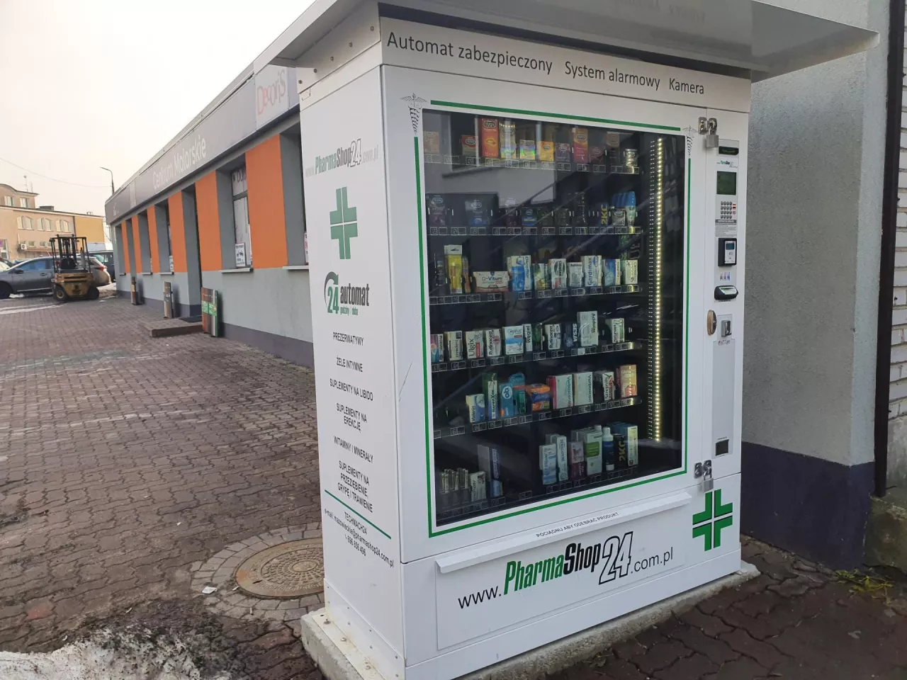 Automat PharmaShop24 w Siedlcach (fot. wiadomoscihandlowe.pl)